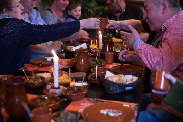 Gäste genießen Tapas in der Taberna Rudolstadt