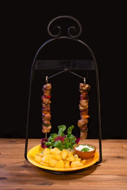 Hängender Fleischspieß mit Beilagen – Taberna Rudolstadt